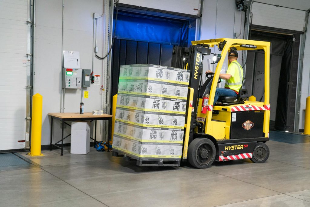 Heftruckchauffeur aan het laden
